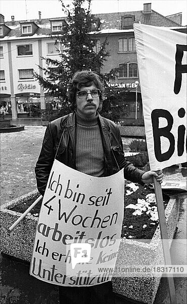 Junge Arbeitslose demonstrierten am 14.12.1074 gegen Arbeitslosigkeit und Lehrstellenabbau in Solingen  Deutschland  Europa