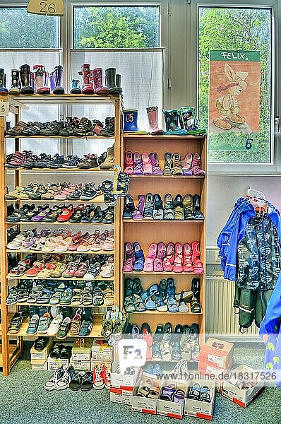 Kinderschuhe  Kinderbekleidung  Ladengeschäft  Einzelhandel  Schuhhandel  Mode  Einkauf