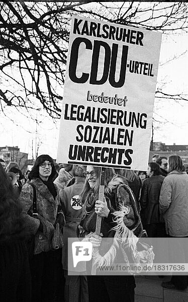 Die Frauenproteste der SPD  DGB und DKP gegen den Abtreibungsparagraphen 218 am 26.2.1975 in Bonn  Deutschland  Europa