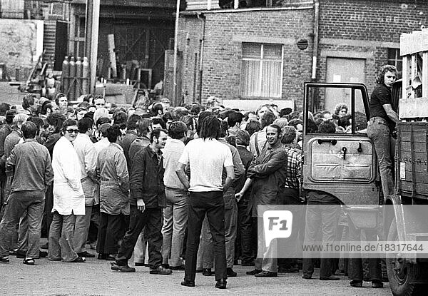 Am 07. 08. 1973 brach auch in der Fa. Holstein und Kappert in Dortmund ein spontaner  'wilder' Streik aus. Das Foto zeigt eine Streikversammlung am 9. 1973 in Dortmund  Deutschland  Europa