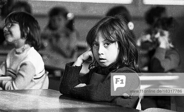 Unter den Schuelern der Grundschule- hier in Dortmund am 1. 10. 1973 im Deutschunterricht- sind viele Schueler deren Eltern Migranten sind  Deutschland  Europa