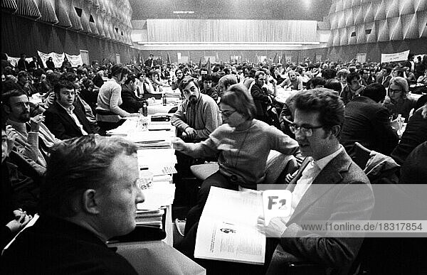 Zu einem Kongress fuer Lehrlinge hatten die Jungsozialisten am 28. 11. 1970 in Düsseldorf unter dem Motto: Ausbildung statt Ausbeutung eingeladen. Karsten Voigt vorn r  Deutschland  Europa