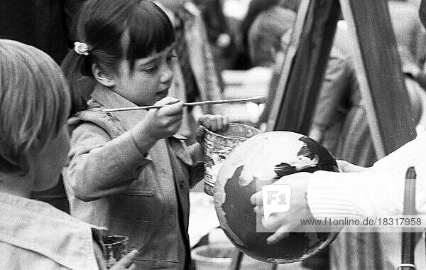 The children's parties of the Young Pioneers (JP) of the children's organisation of the DKP  modelled on the GDR  were intended to offer children entertainment during the holidays through sack races  egg races and all kinds of games and to give their parents ideas here on 31 May 1975 in Wuppertal  Cologne and Krefeld  Germany  Europe