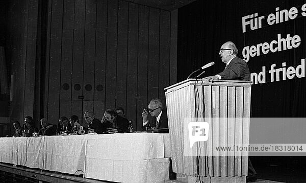 Frieden und Abruestung sind die Themen einer Konferenz der Friedensbewegung am 08.12.1974 in Bad Godesberg  Deutschland  Europa