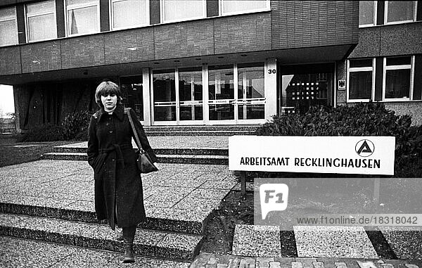 Junge arbeitslose Frau beim Arbeitsamt Recklinghausen am 11.01.1976  Deutschland  Europa