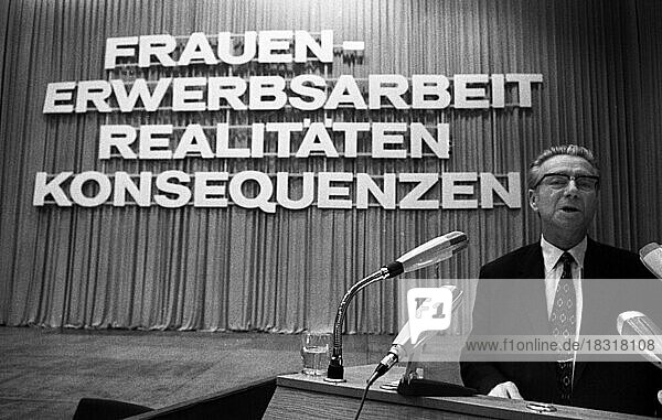 Zentrales Thema der 7. IG Metall-Frauenkonferenz  hier am 24. 9. 1970 in Dortmund  war das Erstreben der Lohngleichheit. Otto Brenner am Rednerpult  Deutschland  Europa