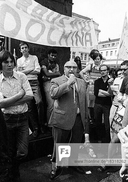 Studentenverbaende hatten dazu aufgerufen und Studenten der Bonner Universitaet folgten dem Aufruf zur Demonstration am 3.7.1971 gegen den Krieg in Vietnam.Arno Behrisch am Mikro  Deutschland  Europa