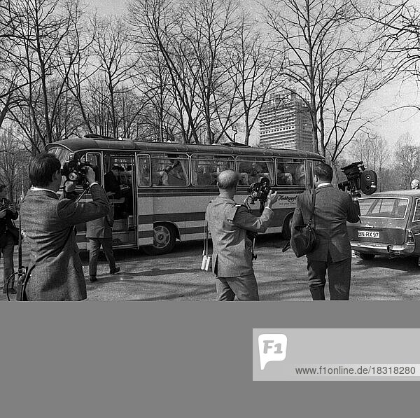 KPD-Funktionaere  aus der DDR angereist  luden am 8. 2. 1968 in Bonn zu einer Pressekonferenz in einem Bus ein  um ihre Plaene der Presse vorzustellen  Deutschland  Europa