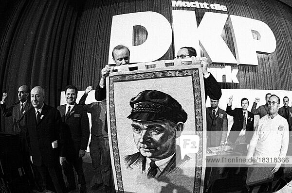 Der 2. Parteitag der Deutschen Kommunistischen Partei (DKP) fand vom 25. 11. 1971 bis 28. 1971 in Düsseldorf statt. Kurt Bachmann  Albert Norden  Herbert Mies  alle übr. N. von l  Deutschland  Europa