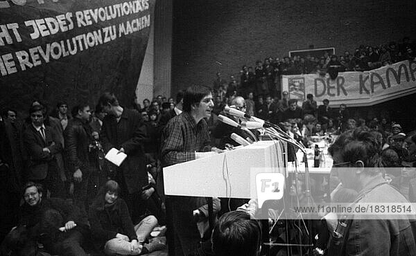 Der internationale Vietnamkongress 1968 und die anschließende Demo der Studenten der Technischen Universitaet Berlin und aus 44 Laendern war eines der wichtigen Ereignisse der 60er-Jahre und war praegend fuer die Studentenbewegung . . Rudi Duitschke am Rednerpult  Deutschland  Europa