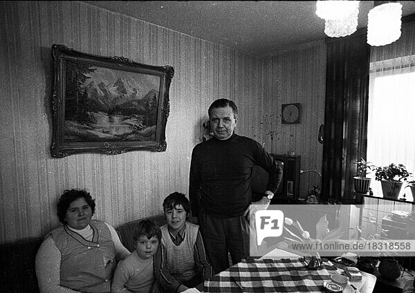 Die Teuerungsrate und Inflation der 70er Jahre belastet zunehmend die Familien der Arbeiterschaft  wie diese fotografiert am 29.1.1974 in Dortmund  Deutschland  Europa