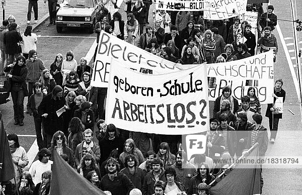 10.000  von den Gewerkschaften dazu aufgerufen  demonstrierten fuer ein Recht auf Arbeit und Bildung am 22.11.1980 in Dortmund  Deutschland  Europa