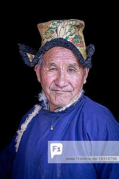 Älterer Mann in traditioneller ladakhischer Kleidung  Spituk-Kloster (Gompa)  Bezirk Leh  Ladakh  Indien  Asien