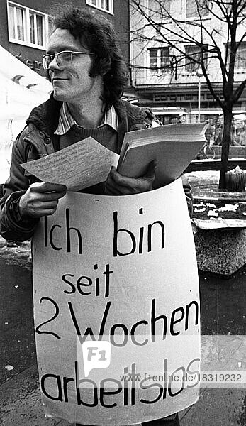 Junge Arbeitslose demonstrierten am 14.12.1074 gegen Arbeitslosigkeit und Lehrstellenabbau in Solingen  Deutschland  Europa