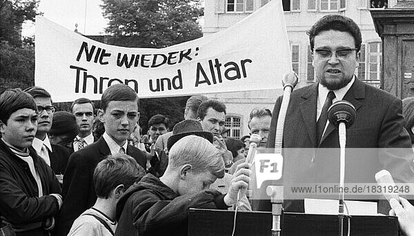 Mehrere hundert Christen unter ihnen kirchliche Wuerdentraeger in ihren Talaren demonstrierten 1968 in Bonn gegen die Notstandsgesetze des deutschen Bundestages. Pfarrer Heinrich Werner am Rednerpult  Deutschland  Europa