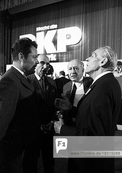 Der 2. Parteitag der Deutschen Kommunistischen Partei (DKP) fand vom 25. 11. 1971 bis 28. 1971 in Düsseldorf statt. Herbert Mies  Kurtbachmann  Albert Norden. Max Reimann von l  Deutschland  Europa