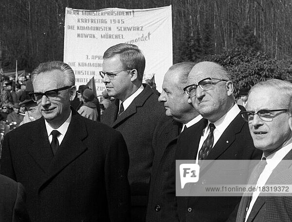 Die traditionelle Ehrung der NS-Opfer in der Bittermark  hier am 12. 4. 1968 in Dortmund  war begleitet von verschiedenen politischen Richtungen der aktuellen Politik. Dietrich Keuning (OB Dtmd) N. N. Heinz Kühn N. von l. n. r  Deutschland  Europa