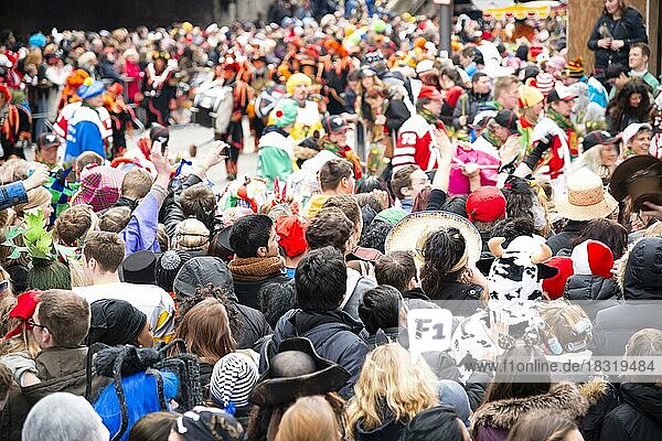 Menschenmenge  Rosenmontag  Karneval  Köln  Rheinland  Nordrhein-Westfalen  Deutschland  Europa