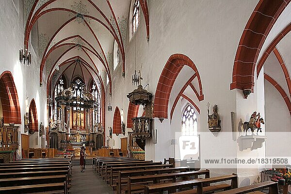 Innenansicht mit Kanzel der spätgotischen UNESCO Basilika St. Martin  Rheinhessen  Rheinland-Pfalz  Deutschland  Europa