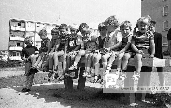 Kinderspielplatz in dem Dortmunder Stadtteil Scharnhorst am 4. 4. 1966  Deutschland  Europa