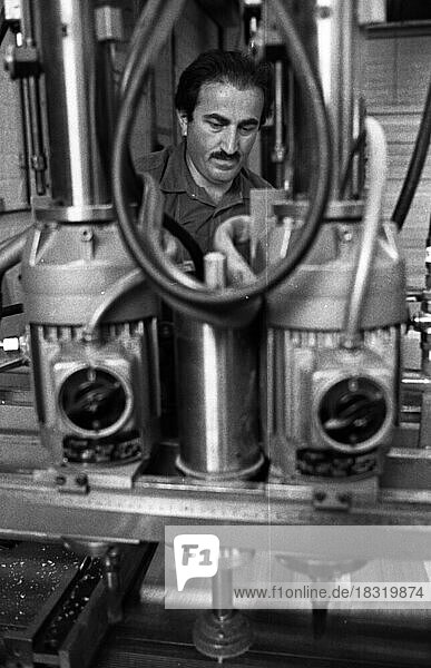 Arbeitsplaetze fuer jung und alt in einer kleinen Moebelfabrik (Voelker) am 20.5.1976 in Witten