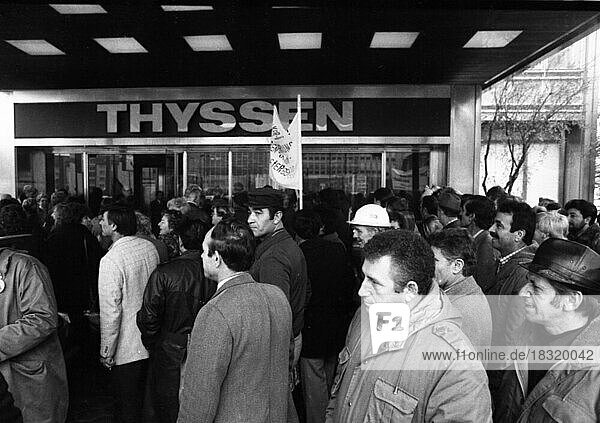 2000 Stahlarbeiter und deren Angehoerige demontrierten aus Sorge um ihre Arbeitsplaetze beim Schalker Verein (Thyssen AG) im Oktober 1981. Demonstration vor Thyssen in Essen  Deutschland  Europa