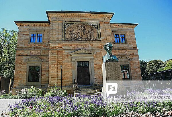 Die Villa Wahnfried  Haus Wahnfried  ehemaliges Wohnhaus von Richard Wagner  davor die Bueste von Ludwig II.  Bayreuth  Oberfranken  Bayern  Deutschland  Europa
