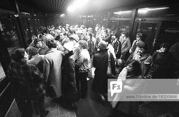 Andrang beim Arbeitsamt Dortmund in den fruehen Morgenstunden im Dezember 1981  Deutschland  Europa