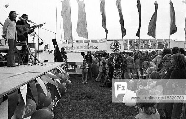 Mit Musik  Folklore  Diskussion  Politik  Essen  Akrobatik  Kunst und Unterhaltung beging die DKP-Zeitung Unsere Zeit (UZ) ihr traditionelles Fest in den Düsseldorfer Rheinwiesen am 21.+22.9.1974 und zog relativ viele Besucher an  Deutschland  Europa