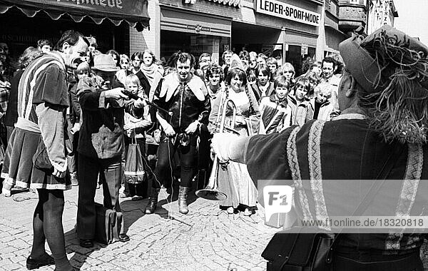 Im Rahmen der Auslandskulturtage Frankreich traten Kuenstler aus Frankreich bei einem Strassenfest auf am 09.05.1980 in Dortmund-Hoerde  Deutschland  Europa