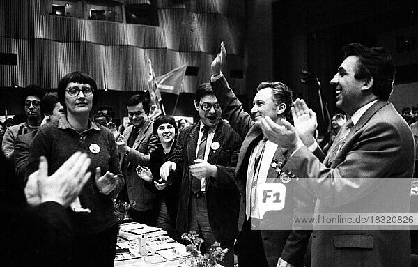The 7th Federal Congress of the left-wing Socialist German Workers' Youth (SDAJ) in 1982..Egon Krenz  Sigmund Jähn (r. to l.)  Germany  Europe