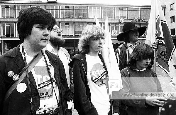 DGB-Jugend und Arbeitsloseninitiativen protestierten 1982 mit einem Marsch der Arbeitslosen gegen Jugendarbeitslosigkeit  Deutschland  Europa
