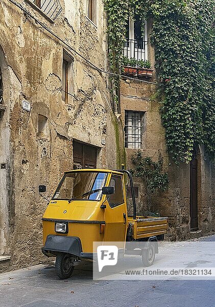 Dreiräder in den Straßen der Altstadt von Pitigliano  Toskana  Italien  Europa