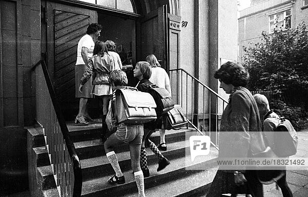 Start of school after the summer holidays on 02.09.1975 in Dortmund-Eichlinghofen  Germany  Europe