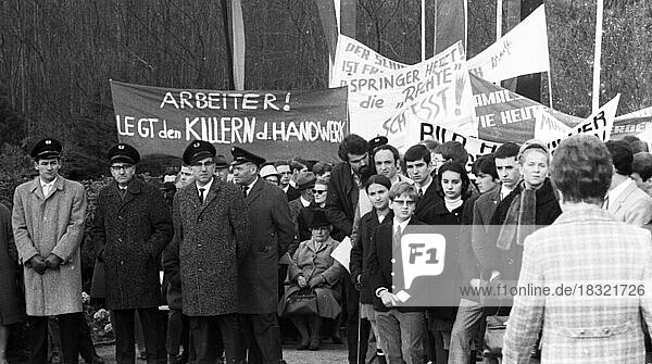 Die traditionelle Ehrung der NS-Opfer in der Bittermark  hier am 12. 4. 1968 in Dortmund  war begleitet von verschiedenen politischen Richtungen der aktuellen Politik  Deutschland  Europa