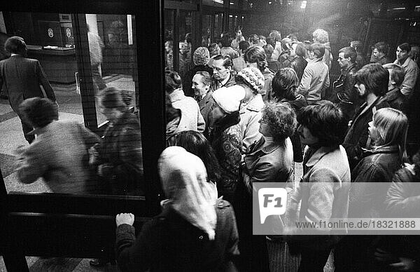 Andrang beim Arbeitsamt Dortmund in den frühen Morgenstunden im Dezember 1981  Deutschland  Europa