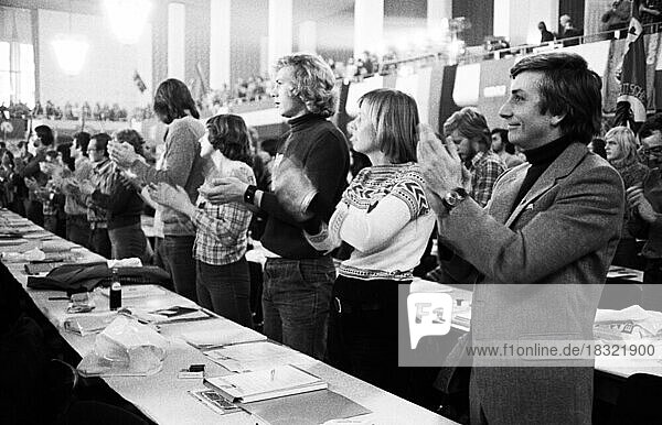 Der V. Bundeskongress der DKP-nahen Jugendorganisation Sozialistische Deutsche Arbeiterjugend (SDAJ) am 4.-5.12.1976 in Frankfurt/M.Wolfgang Gehrke (heute Linke) vorn r  Deutschland  Europa