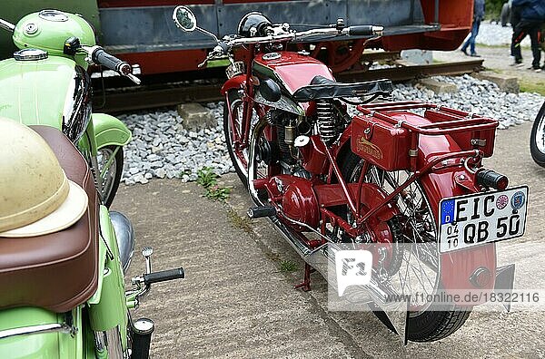 Motorrad Oldtimer Standard und Jawa bei einem Oldtimertreffen in Benneckenstein im Harz  Deutschland  Europa