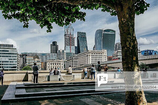 Promenade an der Themse mit Skyline  London  City of London  England  United Kingdom  Großbritannien  Europa