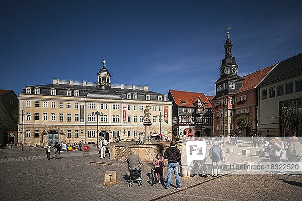 Marktplatz mit Rathaus (rechts)  St.-Georgs-Brunnen und Stadtschloss (links)  Eisenach  Thüringen  Deutschland  Europa