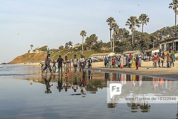 Spiegelung bei Ebbe am Strand beim Fischmarkt  Bakau  Gambia  Westafrika  Afrika