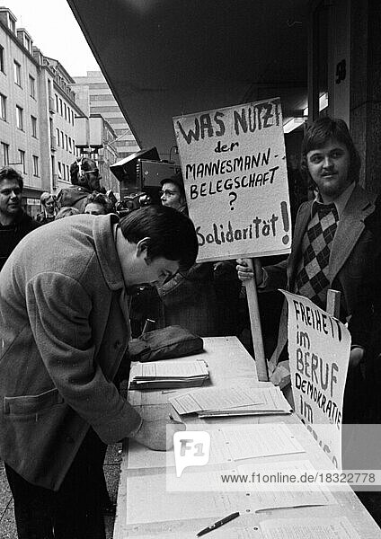 Gegen die Entlassung von 22 Betriebsangehoerigen der Mannesmann AG in Duisburg demonstrierten zeitgleich Arbeiter der Mannesmann  sammelten Unterschriften mit einer Verhandlung vor dem Arbeitsgericht am 14.1.1974  wo es um diese Entlassungen ging  Deutschland  Europa