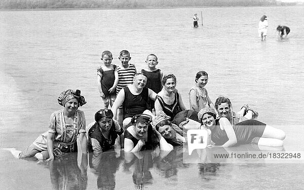 Schwimmbad  Sommerferien  Ferien  Lebensfreude  etwa 1920er Jahre  Ammersee  Bayern  Deutschland  Europa