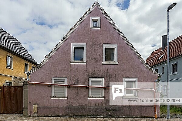 Einfamilienhaus mit einem Abflussrohr vor der Fassade  Theres  Unterfranken  Bayern  Deutschland  Europa
