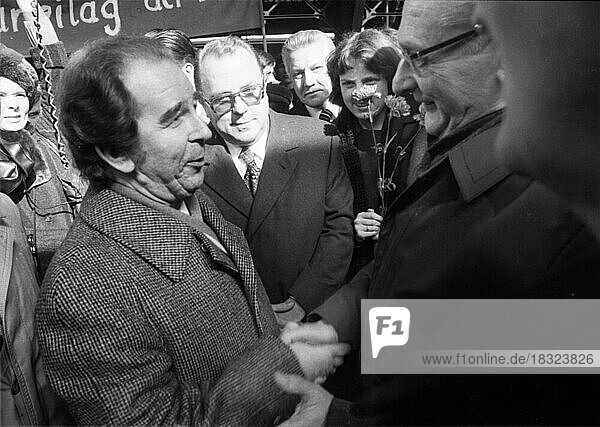 DKP functionaries received a delegation of the Central Committee of the SED on 18 March 1976 on the platform of the main railway station in Cologne for their party conference in Bonn.Herrmann Gauthier  Michael Kohl  Kurt Hager f.l  Germany  Europe