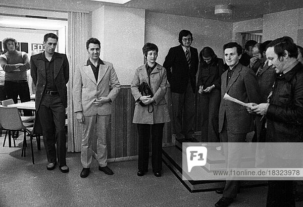 Zur Unterzeichnung eines Freundschaftsvertrages trafen sich in Dortmund am 12. 11. 1973 die DKP-nahe Sozialistische Deutsche Arbeiterjugend (SDAJ) und die Freie Deutsche Jugend (FDJ der DDR) . Guenther Jahn (Vors. FDJ)  Deutschland  Europa