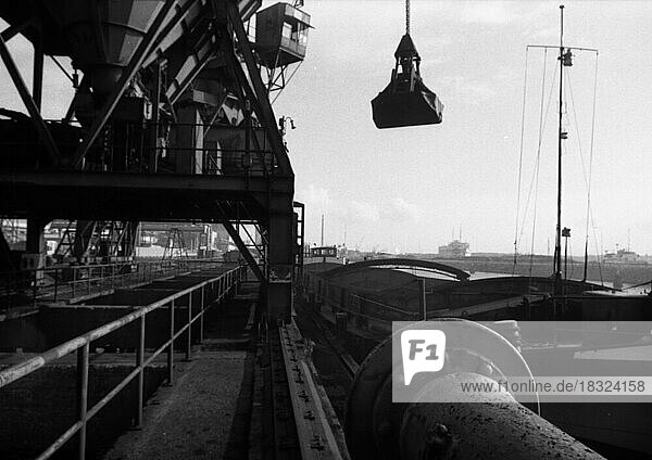 The Hoogovens steelworks in Ijmuiden  here on 9. 11. 1971  planned a merger with Dortmund-based Hoesch AG  NDL  Netherlands