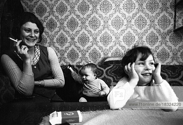 Arbeitslose beim Arbeitsamt Dortmund und Zuhause in Dortmund am 17.12.1974. Kinderreicher (3 K.) Arbeitsloser  Deutschland  Europa