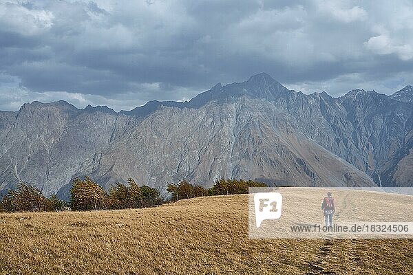 Wanderweg  Wanderer  Hochgebirge bei Stepanzminda  Stepantsminda  Region Mzcheta-Mtianeti  Großer Kaukasus  Georgien  Asien