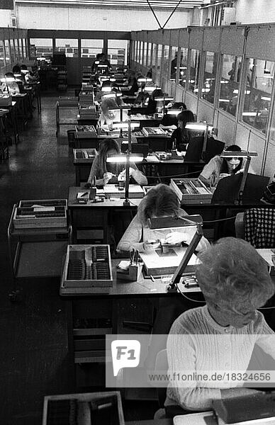 Viele Frauen und wenige Maenner arbeiten bei Standard Elektrik Lorenz (SEL)  hier im Jahre 1970 in Dortmund  an Arbeitsplaetzen. Unbekannt ist die L  Deutschland  Europa